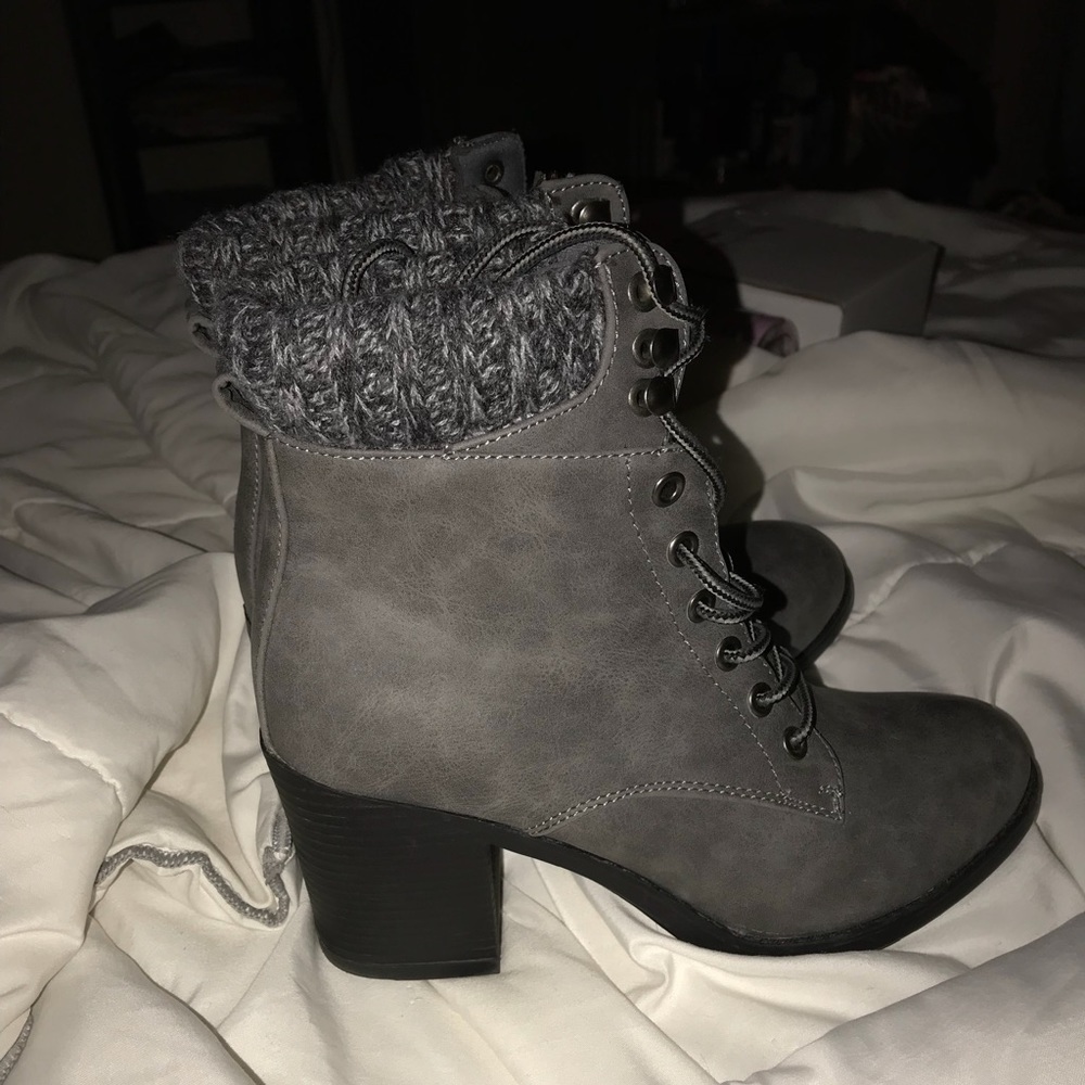 Women’s gray boots ❤️